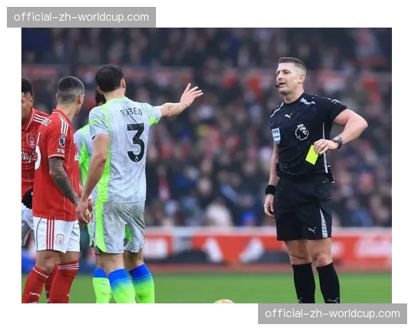 英超考虑引入“门线裁判通讯系统”,允许裁判向观众解释关键判罚 英超考虑引入“门线裁判通讯系统”,允许裁判向观众解释关键判罚