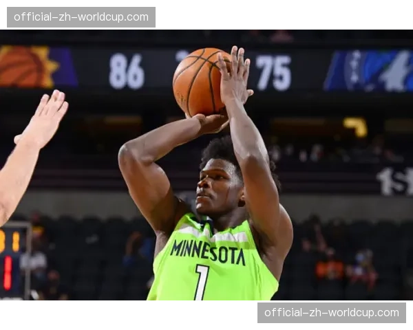 战术板：森林狼利用唐斯高位作轴，减少爱德华兹长时间持球单打，提升整体进攻流畅性